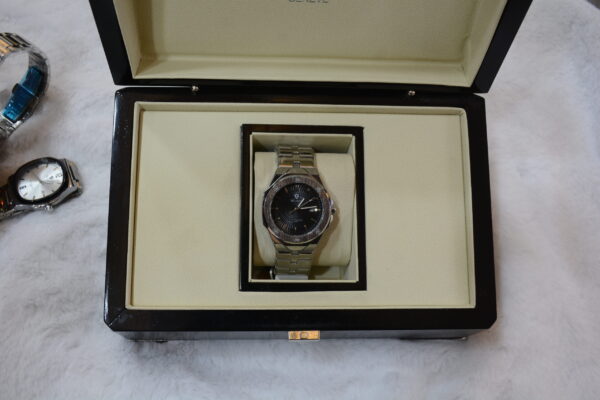 Silver Body Black dial circular design