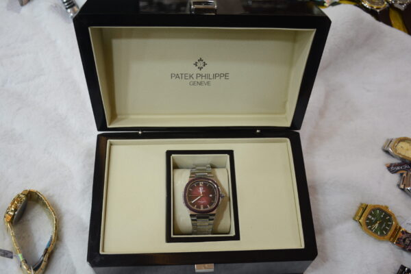 Silver body red dial circular boxy design