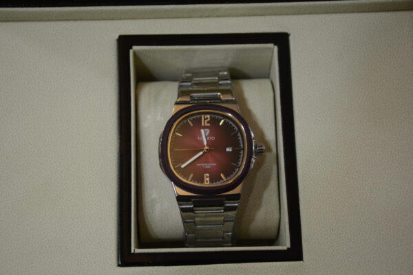 Silver body red dial circular boxy design