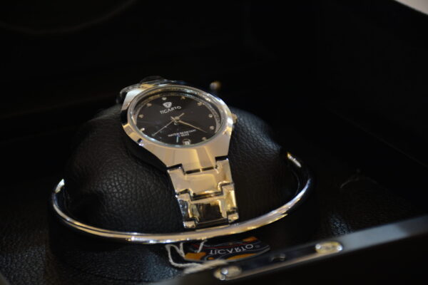 silver body black dial circular design