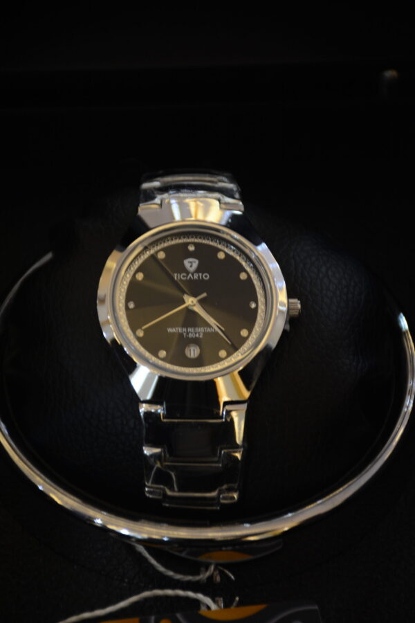 silver body black dial circular design