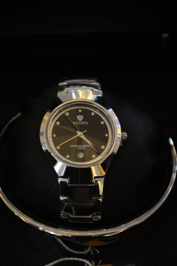 silver body black dial circular design